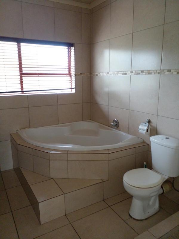 3 Bedroom Property for Sale in Eikenbosch Western Cape